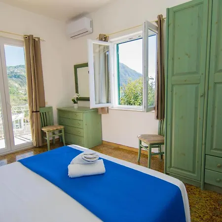 Lucia Maison * Forio (Isola d'Ischia)